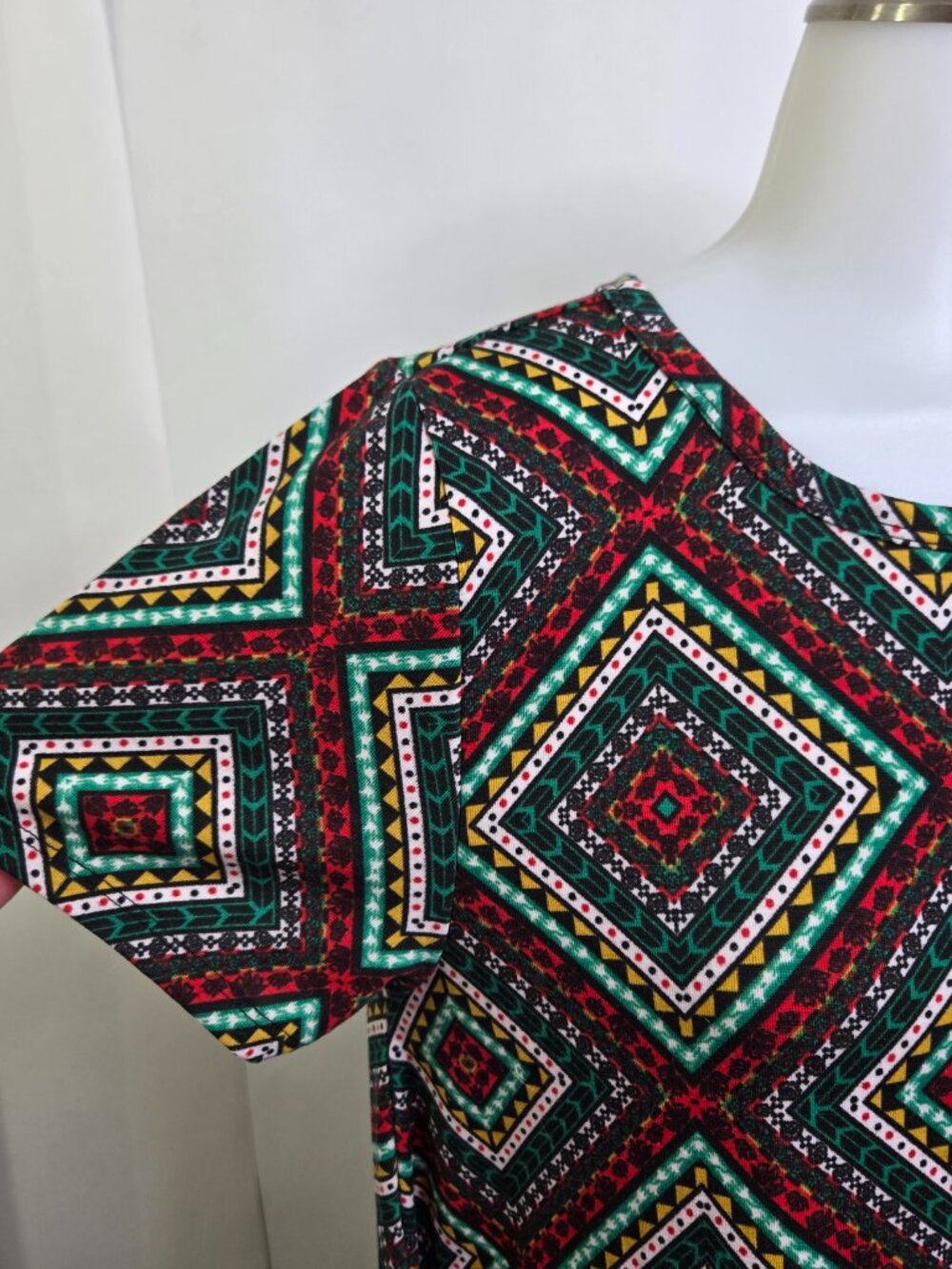 LuLaRoe Carly dress Small Red Green Geometric T Shirt Dress A-line Short Sleeve - Picture 3 of 8